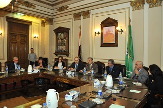 Cairo University President Discusses Fields of Joint Cooperation with US Aid