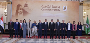 رئيس جامعة القاهرة يستقبل رئيس جامعة بكين لبحث تعزيز التعاون المشترك بين الجامعتين.‎