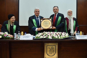 وزير التعليم العالي يترأس لجنة مناقشة رسالة دكتوراه بكلية التخطيط الإقليمي والعمرانى بجامعة القاهرة ويعقد لقاء حواريا مفتوحا مع أعضاء هيئة التدريس.‎