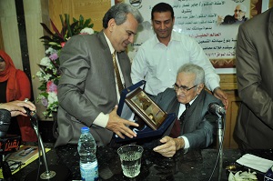 Nassar Presents Cairo University’s Shield to Professor Mustafa Soueif