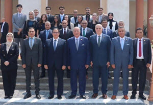 رئيس جامعة القاهرة وأمين عام مجلس الدفاع الوطني يشهدان حفل ختام التدريب الصيفي لطلاب كلية الاقتصاد والعلوم السياسية بمقر المجلس‎
