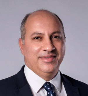 رئيس جامعة القاهرة يهنئ فريق قصر العيني بنجاح استئصال ورم نادر من قلب مريض يبلغ من العمر ٧٠ عاما‎