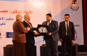 Cairo University President Honored in Arab Forum for Media Training