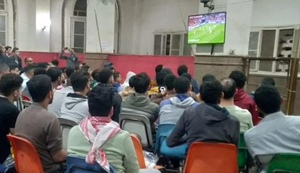 بالصور.. طلاب جامعة القاهرة يشاهدون مباريات كأس العالم بالمدينة الجامعية‎‎