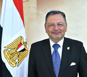 رئيس جامعة القاهرة يهنئ الدكتور محمد رفعت السركي، بمناسبة تعيينه نائباً لرئيس جامعة القاهرة لشئون خدمة المجتمع وتنمية البيئة.‎