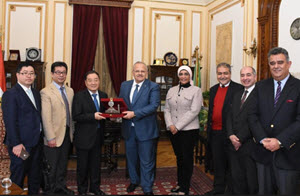 Cairo University President Meets Ambassador of China in Cairo and Accompanying Delegation to Discuss Means of Cooperation with Chinese Universities
