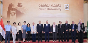 رئيس جامعة القاهرة يستقبل رئيس جامعة جيانغنان الصينية لبحث تعزيز علاقات التعاون المشترك في المجالات الأكاديمية والبحثية.‎