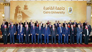 مجلس جامعة القاهرة يشيد بحكمة الرئيس السيسي، ورؤيته الاستشرافية في قيادة الدولة المصرية، ومواقفه الداعمة للأشقاء العرب، بما يعكس ثوابت السياسة المصرية القائمة على التضامن العربي وتعزيز الاستقرار الإقليمي.‎