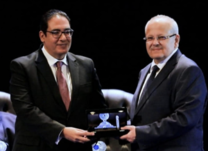 رئيس جامعة القاهرة يهنئ الدكتور محمد عثمان الخشت لفوزه بجائزة الشيخ زايد للكتاب في فرع المخطوطات والموسوعات والمعاجم.