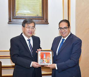 The President of Cairo University Welcomes a Delegation from the Chinese People Educational Publishing House