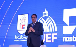 رئيس جامعة القاهرة يُجري حوارًا مفتوحًا مع الطلاب في ختام فعاليات اليوم الثاني لملتقى التوظيف والتدريب