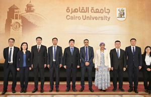 نائب رئيس جامعة القاهرة لشئون الدراسات العليا والبحوث يستقبل نائب عمدة مدينة بكين الصينية‎</a>