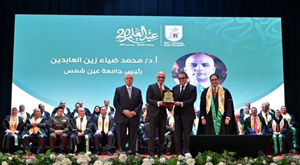 جامعة القاهرة تكرم رؤساء 11جامعة مصرية من خريجيها تقديرا لمسيرتهم العلمية ودورهم البارز في تطوير منظومة التعليم العالي.‎