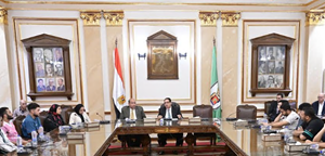 رئيس جامعة القاهرة يلتقي طلاب كلية التجارة ويصدر قرارات فورية لحل مشكلاتهم‎