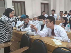 طلاب كليتي العلاج الطبيعي والعلوم بجامعة القاهرة الأهلية داخل معامل الفسيولوجى بقصر العيني ومعامل الحيوان بعلوم جامعة القاهرة الأم.‎
