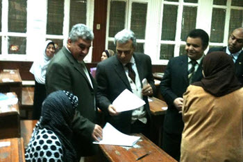 Nassar Inspects Exam Progress at Faculty of Dar El-Ulum Consulting with First Year Students on New Exam System