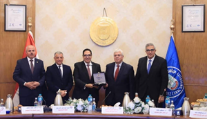 وزير التعليم العالي ومحافظ الاسماعيليه يكرّمان لجنة تحكيم مسابقة “أفضل جامعة صديقة للبيئة” برئاسة د. محمد سامي عبد الصادق رئيس جامعة القاهرة علي هامش اجتماع المجلس الأعلي للجامعات المنعقد بجامعة قناة السويس‎