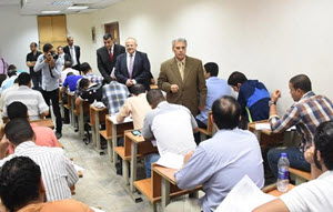 Cairo University President Inspects Open Education Exams, Acclaims Bubble Sheet Exam System