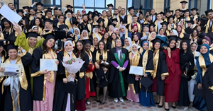 كلية التجارة بجامعة القاهرة تحتفل بتخريج دفعة بكالوريوس 2025 ودفعة الدراسات العليا بمقر الكلية بالشيخ زايد.‎