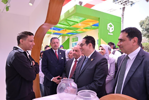 رئيس جامعة القاهرة وقيادات الجامعات يتفقدون المعرض الخاص بالشركات والمؤسسات والبنوك وكافة الكيانات المشاركة في ملتقى التوظيف بالجامعة.