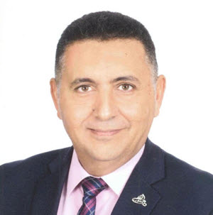 الدكتور محمد سامي عبد الصادق ، رئيس جامعة القاهرة ،يهنئ الدكتور حسام عبد الفتاح ، بمناسبة تعيينه محافظا للقليوبية‎