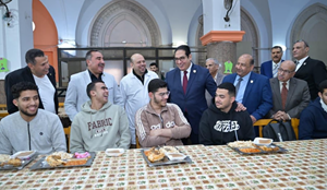 رئيس جامعة القاهرة يشارك طلاب المدن الجامعية مائدة إفطار رمضان ويكرم الفائزين ببطولة الدورة الرمضانية‎